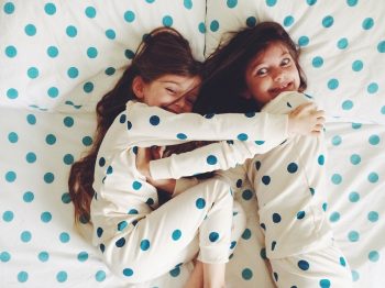 Sleepover: Γιατί «επιβάλλεται» να αφήνεις τα παιδιά να κοιμούνται σε φίλους τους