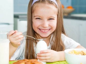 Τα παιδιά που τρώνε ένα αβγό κάθε μέρα αναπτύσσονται πιο γρήγορα!