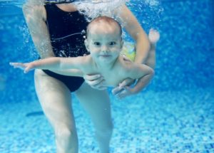 5 λόγοι που με έπεισαν να γράψω το παιδί μου στο κολυμβητήριο