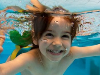 5 λόγοι που με έπεισαν να γράψω το παιδί μου στο κολυμβητήριο