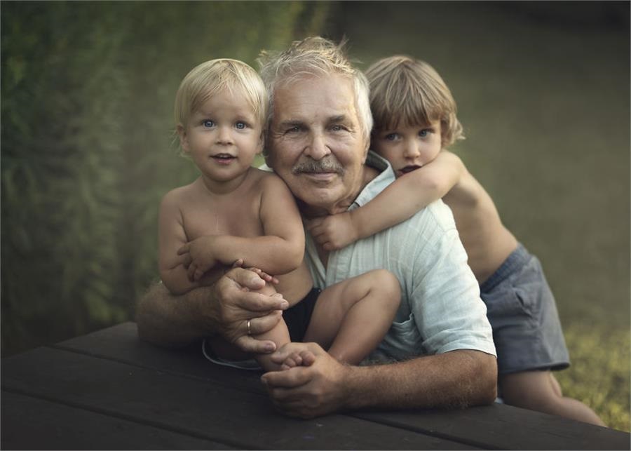 Πώς να εκπαιδεύσεις τους παππούδες για να μη σου ... «χαλάσουν» το παιδί