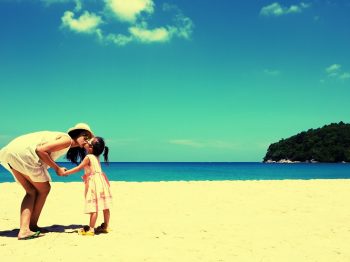 Στην παραλία πριν κάνεις παιδιά και αφού γίνεις μαμά: Βρες τις 5 διαφορές