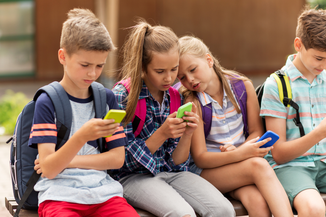 Έρευνα - Γιατί τα παιδιά που έχουν smartphone κολλάνε πιο εύκολα ψείρες