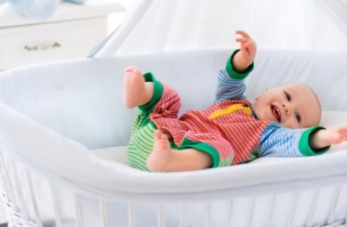 Τα μωρά κοιμούνται καλύτερα στο δικό τους δωμάτιο (και όχι στων γονιών τους);