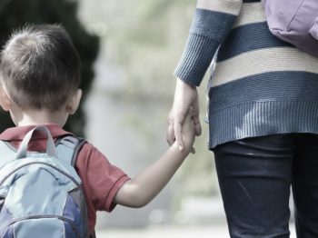 7 τρόποι για να βοηθήσετε το παιδί να χειριστεί την "κατάρρευση μετά το σχολείο"