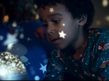 Μια χριστουγεννιάτικη διαφήμιση που εστιάζει στη δύναμη της φαντασίας των παιδιών