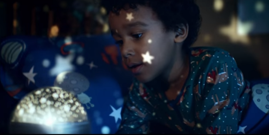 Μια χριστουγεννιάτικη διαφήμιση που εστιάζει στη δύναμη της φαντασίας των παιδιών