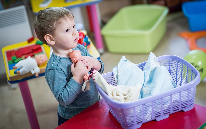 8 λόγοι που είναι καλό να αφήνεις τον γιο σου να παίζει με κούκλες