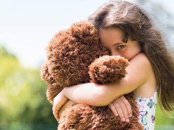 6 τρόποι για να ενθαρρύνουμε ένα ντροπαλό - διστακτικό παιδί