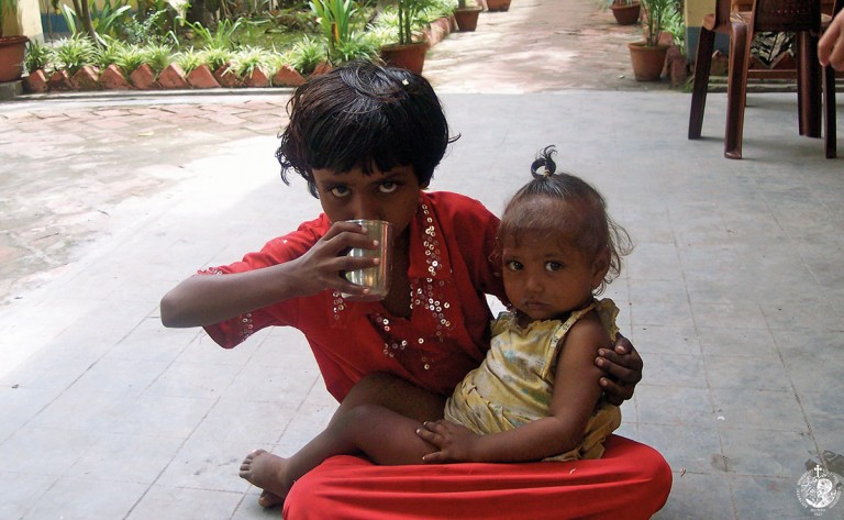 Μια Ελληνίδα μοναχή στην Ινδία σώζει παιδιά του δρόμου
