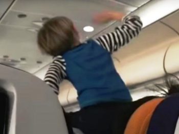 Κρίση 3χρονου σε αεροπλάνο - κάποιοι κατηγορούν τη μητέρα και άλλοι τη στηρίζουν. Εσείς;