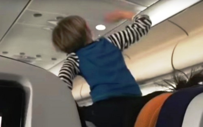 Κρίση 3χρονου σε αεροπλάνο - κάποιοι κατηγορούν τη μητέρα και άλλοι τη στηρίζουν. Εσείς;