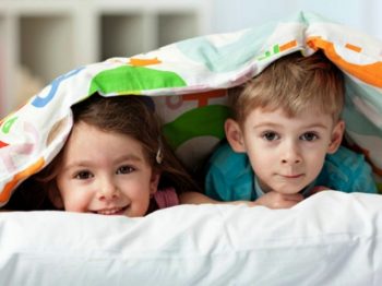 6 λόγοι που είναι όμορφο να κοιμούνται μαζί τα αδέρφια (μέχρι την προεφηβεία)
