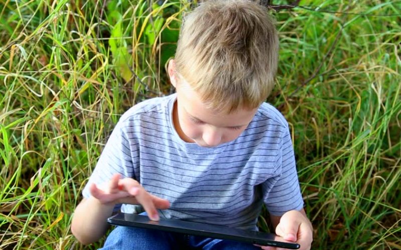 Xρήση smartphones: Τα παιδιά έχουν ξεχάσει πώς να γυρνούν τις σελίδες των βιβλίων