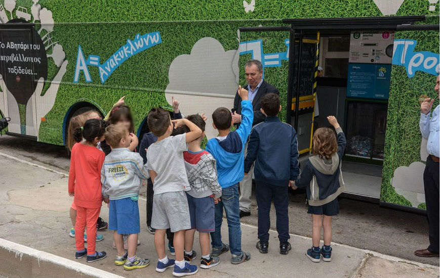 Ένα λεωφορείο που ταξιδεύει τα παιδιά σε έναν πιο πράσινο πλανήτη