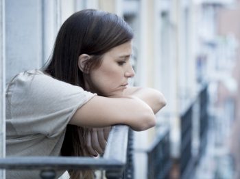 10 "αόρατα" σημάδια που δείχνουν ότι ίσως κάποιος υποφέρει από κατάθλιψη