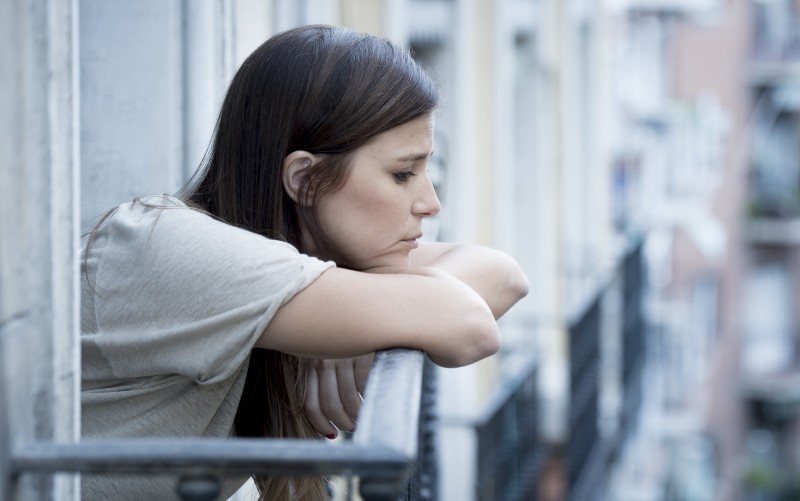10 "αόρατα" σημάδια που δείχνουν ότι ίσως κάποιος υποφέρει από κατάθλιψη