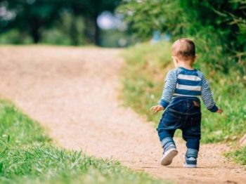 Τι μας διδάσκουν τα μωρά που μαθαίνουν να περπατούν για τον διαλογισμό
