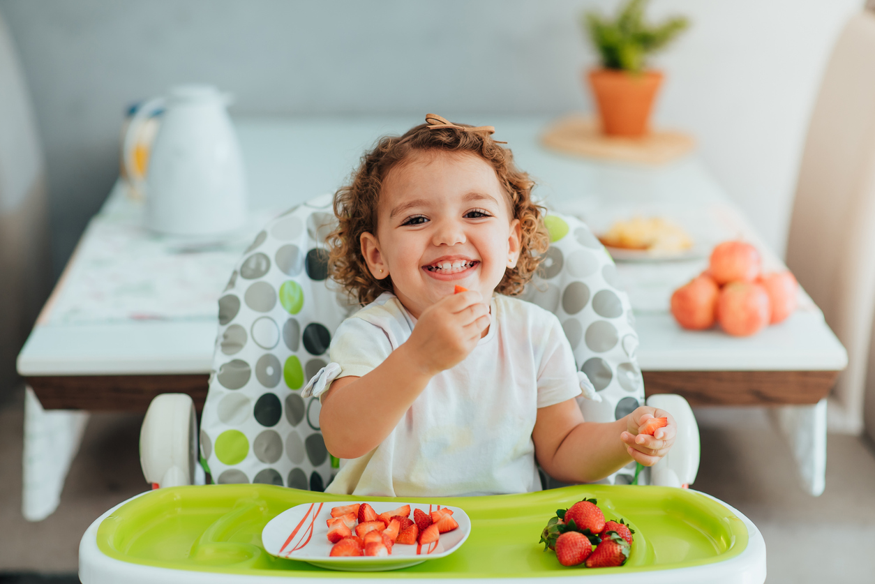 Νήπιο και φαγητό: Οι γονείς αποφασίζουν τα "που", "τι" και "πότε" και το παιδί το "πόσο"