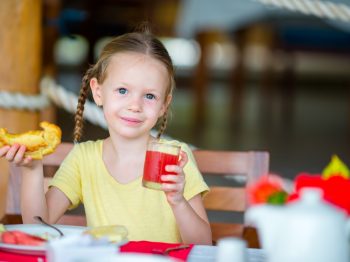 Τι να τρώνε τα παιδιά στις διακοπές; Οι υγιεινές επιλογές στο εστιατόριο ή την ταβέρνα και τι να αποφεύγεις