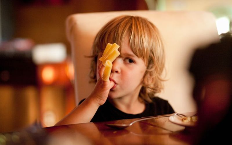Νήπιο και φαγητό: Οι γονείς αποφασίζουν τα "που", "τι" και "πότε" και το παιδί το "πόσο"
