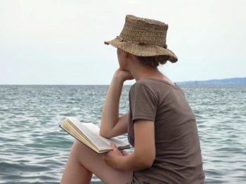 Διάβασμα στην παραλία