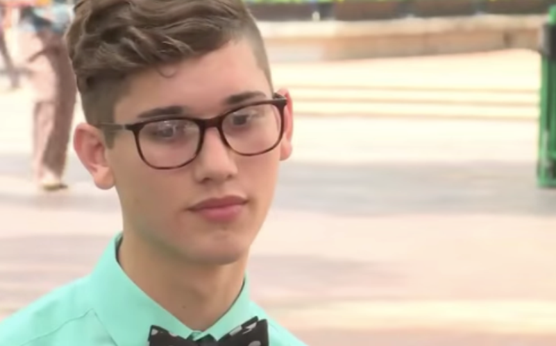 Έδιωξαν απ’ το σπίτι τον αριστούχο γιο τους επειδή είναι γκέι, αλλά τον βοήθησε η δασκάλα του