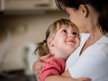 Πόσο ευεργετική είναι η αγκαλιά σε κάθε στάδιο ανάπτυξης ενός παιδιού;