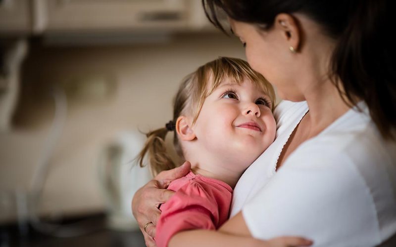 Πόσο ευεργετική είναι η αγκαλιά σε κάθε στάδιο ανάπτυξης ενός παιδιού;