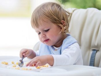Η διατροφή του μωρού τον 1ο χρόνο: Οι αναθεωρημένες επίσημες συστάσεις από Υπουργείο Υγείας