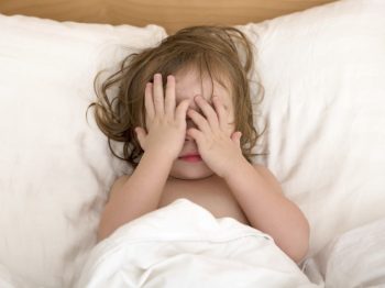 10 ανακουφιστικές φράσεις για να πείτε σε ένα παιδί που φοβάται τη νύχτα