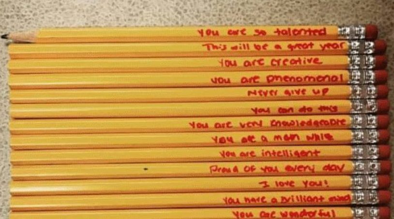 Μια μητέρα έγραψε στα μολύβια του γιου της φράσεις εμψύχωσης για να τονώσει την αυτοπεποίθησή του