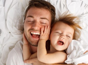 Οι μπαμπάδες ασχολούνται με τα παιδιά 3 φορές περισσότερο από τους δικούς τους μπαμπάδες