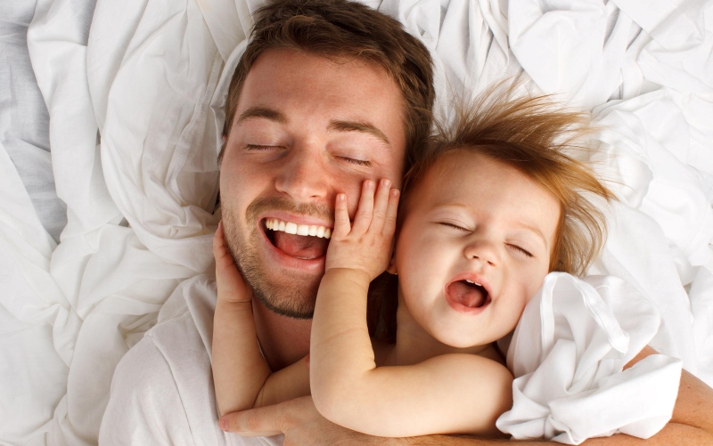 Οι μπαμπάδες ασχολούνται με τα παιδιά 3 φορές περισσότερο από τους δικούς τους μπαμπάδες