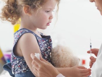 Αλλαγές για τα εμβόλια και την εγγραφή στα σχολεία προτείνουν οι παιδίατροι