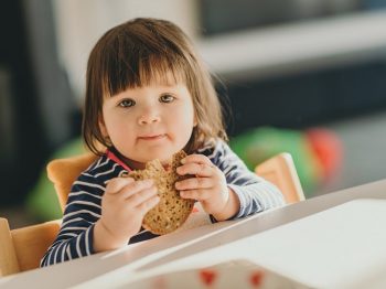 Οι 10 συμβουλές του διαιτολόγου για μικρές καλές αλλαγές στη διατροφή του παιδιού