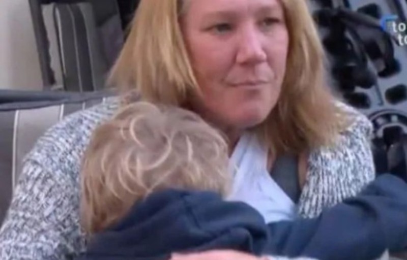 Μια μητέρα που δέχθηκε κατακραυγή επειδή θηλάζει ακόμη τον 7χρονο γιο της εξηγείται