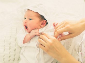 Γιατί είναι καλό το νεογέννητο να "πηγαίνει" αμέσως στο στήθος της μαμάς του και όχι για μπάνιο
