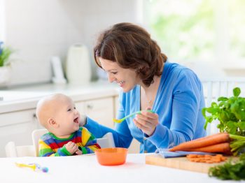 Η εισαγωγή στερεών τροφών στη διατροφή του μωρού – 3 βήματα για να ξεκινήσει ομαλά
