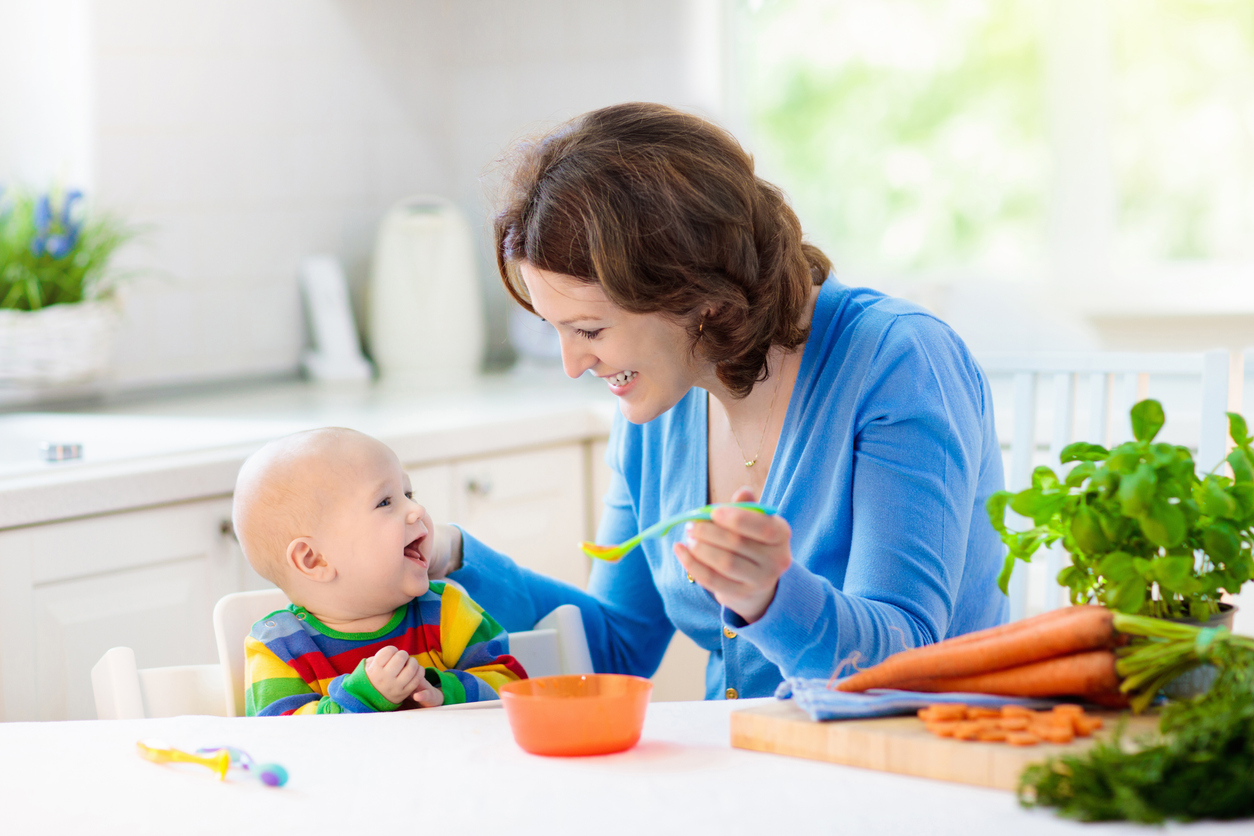 Η εισαγωγή στερεών τροφών στη διατροφή του μωρού – 3 βήματα για να ξεκινήσει ομαλά