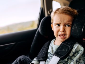 5 πράγματα που μπορείτε να κάνετε όταν το παιδί αρνείται να μπει στο παιδικό κάθισμα αυτοκινήτου