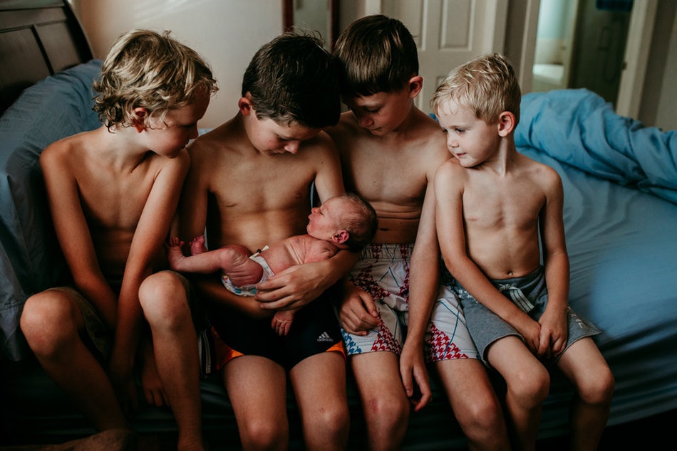 15 συγκινητικές φωτογραφίες παιδιών που βλέπουν το αδερφάκι τους για πρώτη φορά