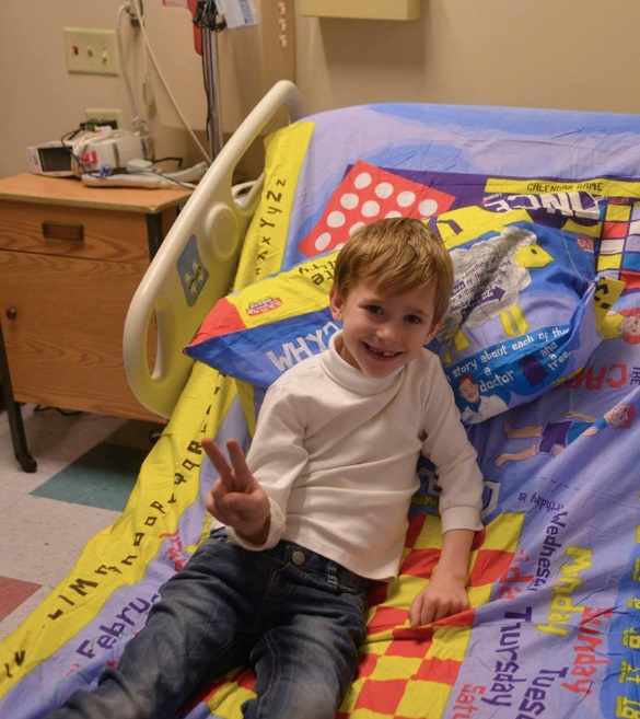 Μπαμπάς μετατρέπει τα σεντόνια σε επιτραπέζια παιχνίδια για τα παιδιά που είναι στο νοσοκομείο