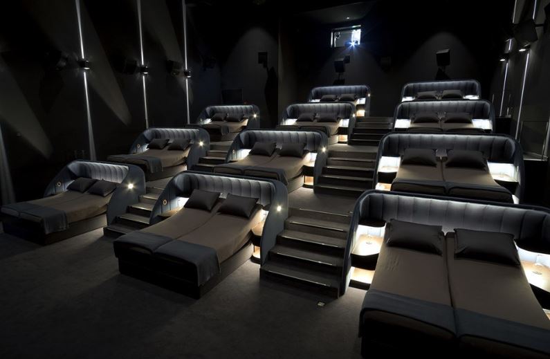 Ένα νέο σινεμά με έντεκα διπλά κρεβάτια και αφράτα μαξιλάρια