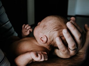 Οι μπαμπάδες πρέπει να έχουν το δικαίωμα να διανυκτερεύουν στο μαιευτήριο μετά τη γέννα του παιδιού τους