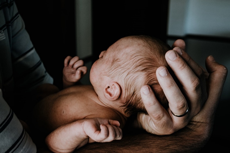 Οι μπαμπάδες πρέπει να έχουν το δικαίωμα να διανυκτερεύουν στο μαιευτήριο μετά τη γέννα του παιδιού τους