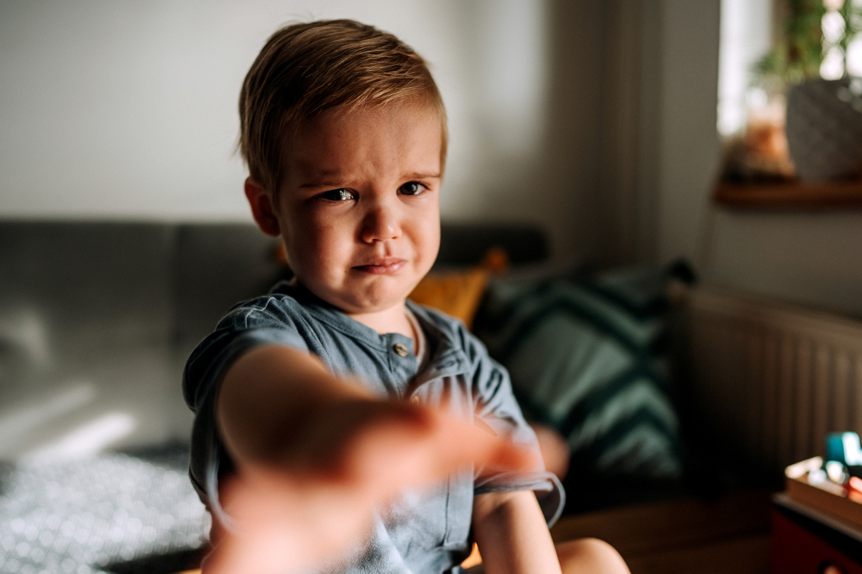 2 φράσεις που δεν πρέπει να λέτε στο παιδί σας όταν έχει tantrum και τι μπορείτε να κάνετε