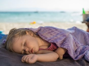 Καλοκαίρι; 6 προϋποθέσεις που εξασφαλίζουν έναν ήρεμο ύπνο στο παιδί