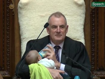 πρόεδρος της Βουλής τάισε μωρό