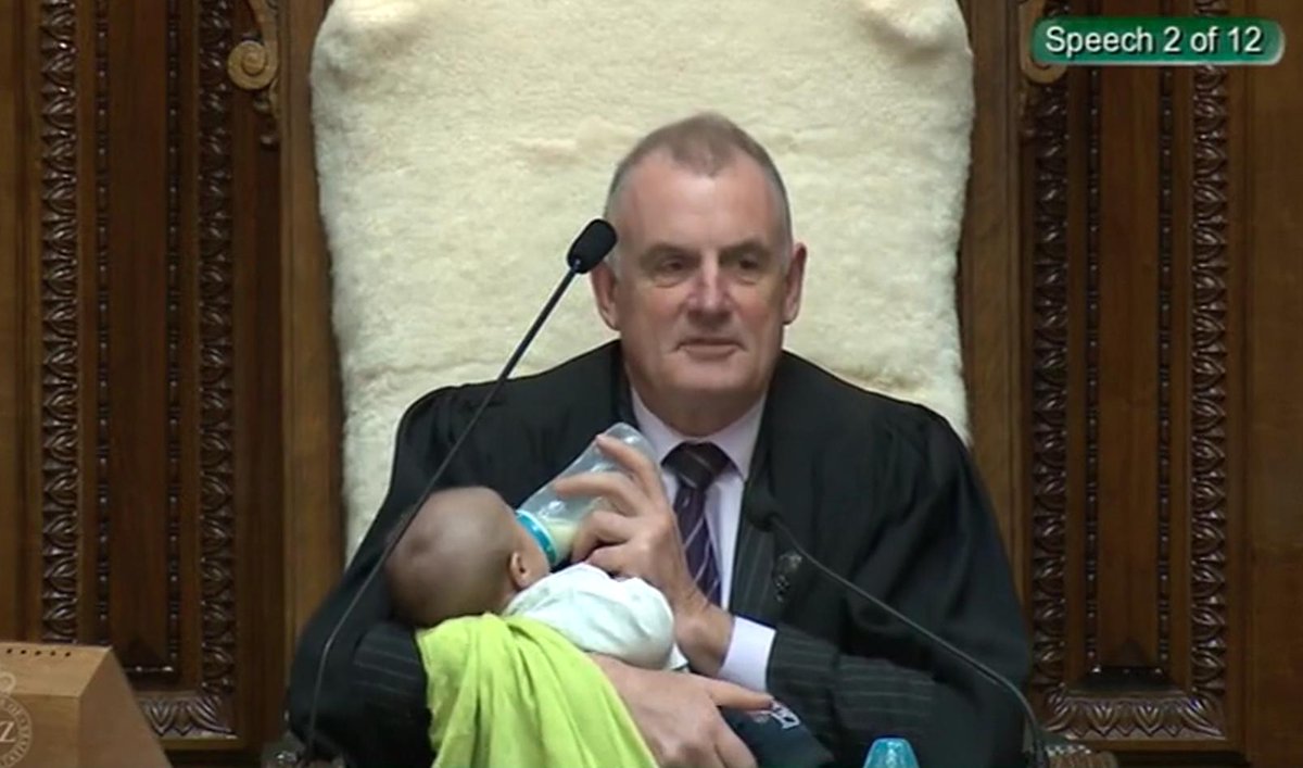 πρόεδρος της Βουλής τάισε μωρό